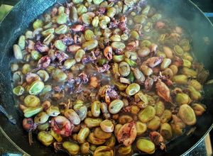 Foto principal de Calamarcitos con cebolla y habas verdes