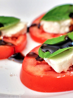 Una foto de Ensalada Caprese con Savia de Palmera Guachinerfe