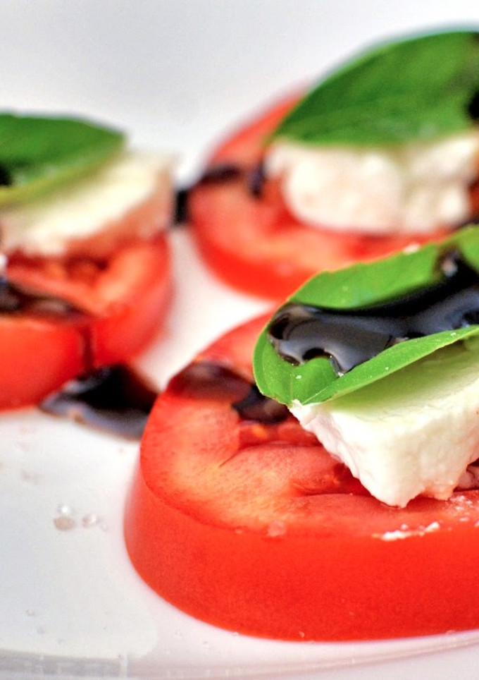 Una foto de Ensalada Caprese con Savia de Palmera Guachinerfe