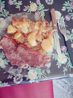 Una foto de Bife de chorizo al horno con salteado de papa!