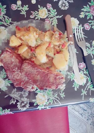 Una foto de Bife de chorizo al horno con salteado de papa!