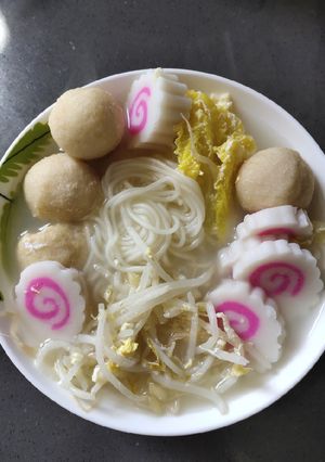 A picture of Narutomaki Noodle Soup.