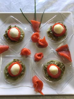 Una foto de Aperitivo de salmón ahumado y aguacate