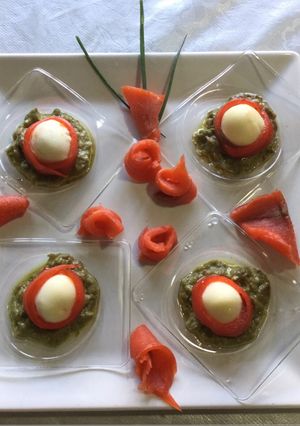 Una foto de Aperitivo de salmón ahumado y aguacate