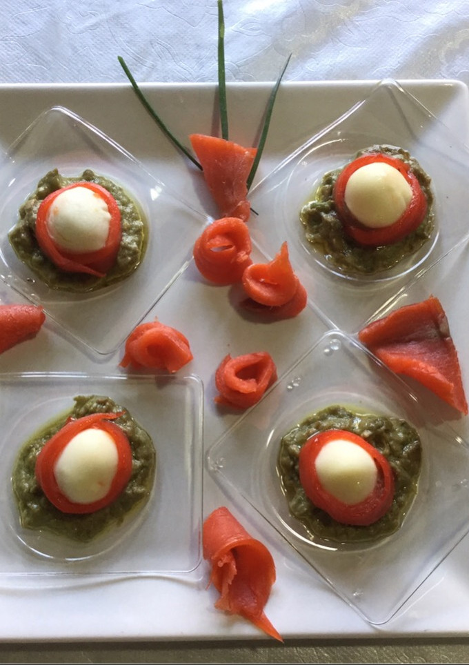 Una foto de Aperitivo de salmón ahumado y aguacate
