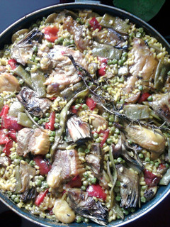 Una foto de Paella de alcachofa y costilla