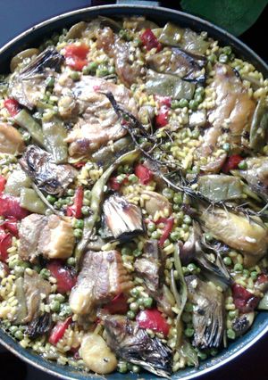 Una foto de Paella de alcachofa y costilla