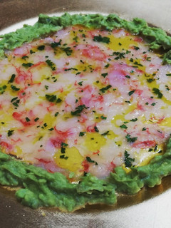Una foto de Carpaccio de gamba roja con aguacate y cilantro