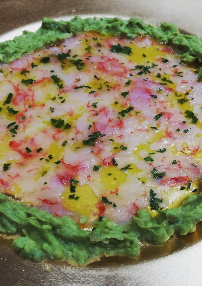 Una foto de Carpaccio de gamba roja con aguacate y cilantro