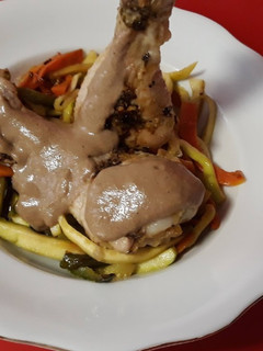Una foto de Pollo con salsa de ajo negro y verduras