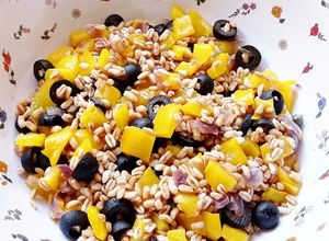 Foto di Insalata di farro con olive e peperoni