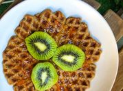 Una foto de waffle de avena y plátano