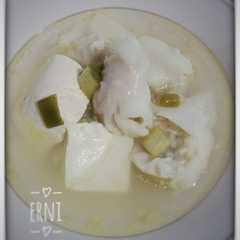 A picture of Pangsit ayam rebus.