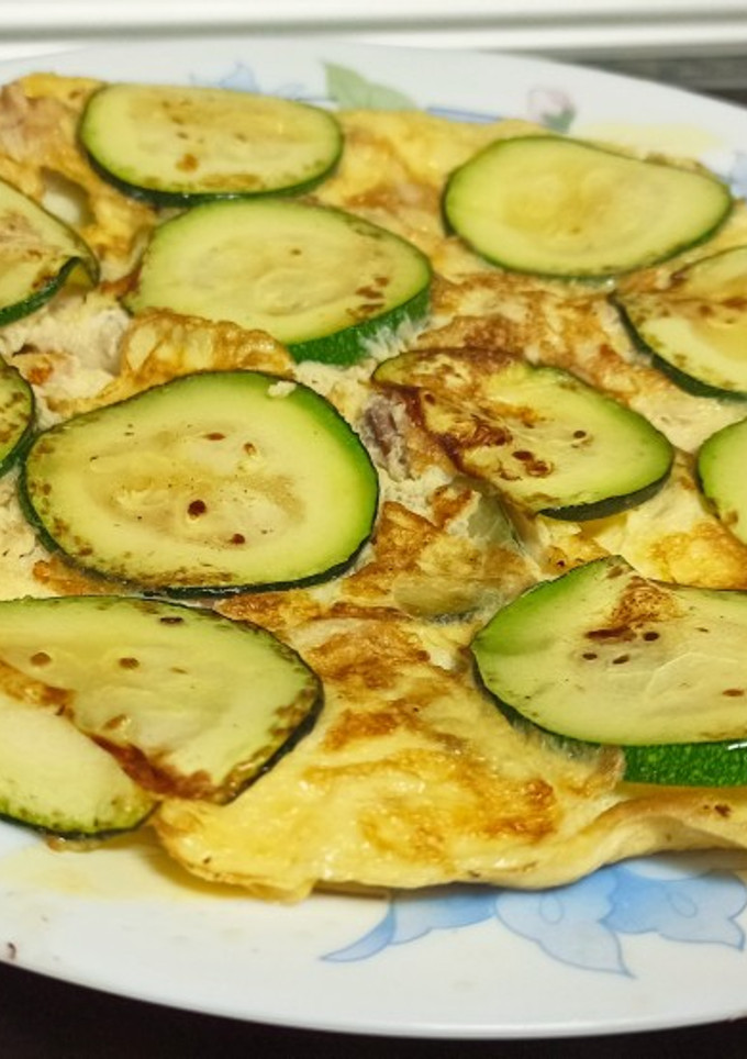 Una foto de Tortilla rápida de calabacín y atún