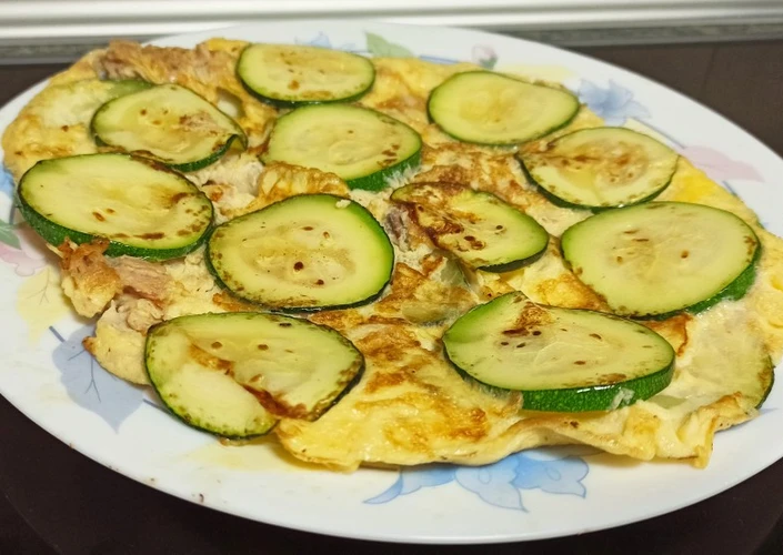 Pasos sencillos para Preparar  Tortilla rápida de calabacín y atún