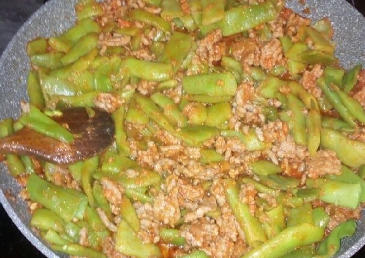 Judías verdes con sobrasada y carne picada