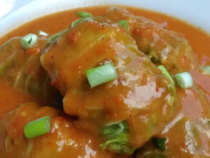 Langkah Mudah untuk Membikin Resep Sawi gulung isi ayam dengan kuah asem pedes yang Menggugah Selera Anti Ribet, Uenak Banget