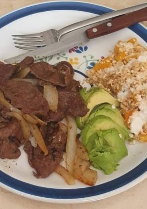 Una foto de Hígado encebollado keto