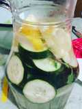 Bebida saludable: pepino, limón y menta