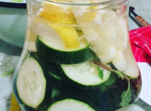 Una foto de Bebida saludable: pepino, limón y menta