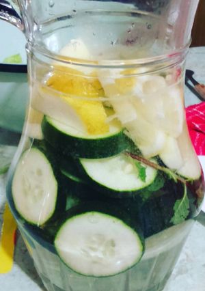 Una foto de Bebida saludable: pepino, limón y menta