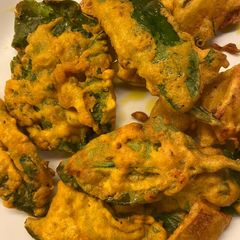 A picture of Spinach pakora.