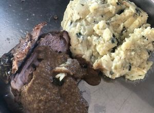 Una foto de Piernas de cordero con Gírgolas y puré al cilantro