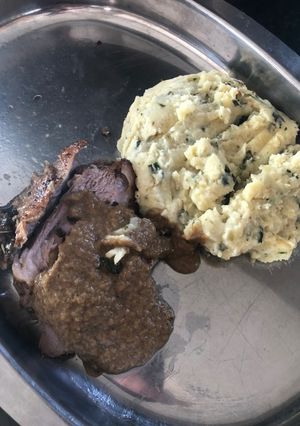 Una foto de Piernas de cordero con Gírgolas y puré al cilantro