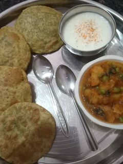 मटर मसाला पूरी (matar masala poori recipe in Hindi) रेसिपी मुख्य फोटो