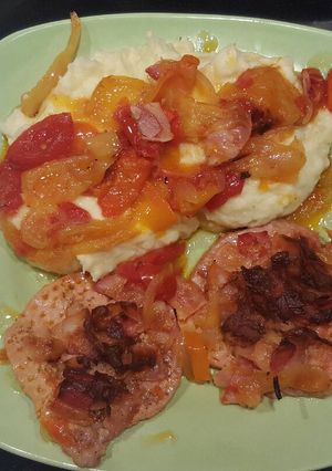 Szalonnás, lecsós karajszeletek, köményes krumplipürével recept fotója
