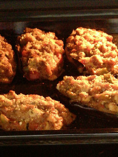 Una foto de Berenjenas rellenas de pollo y verduras