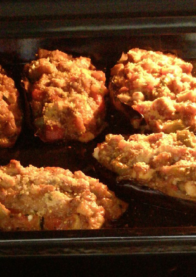 Una foto de Berenjenas rellenas de pollo y verduras