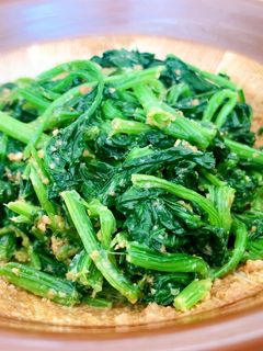 A picture of Cooked spinach seasoned with sweet sesame sauce.