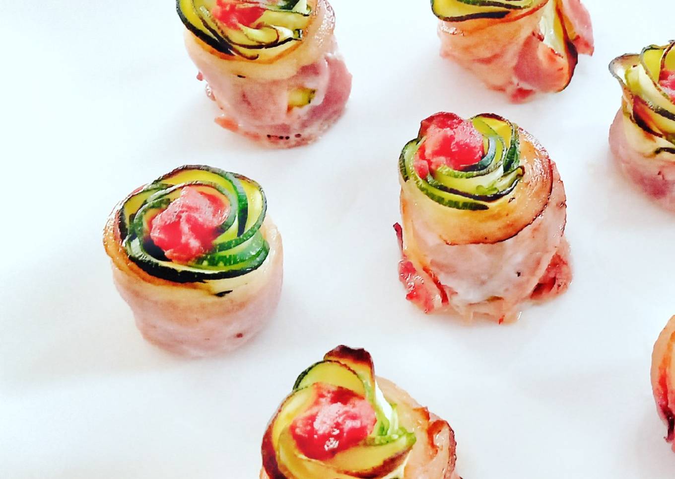 Rouleaux de courgettes au bacon et sauce tomate