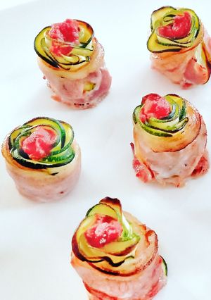 Une photo de Rouleaux de courgettes au bacon et sauce tomate
