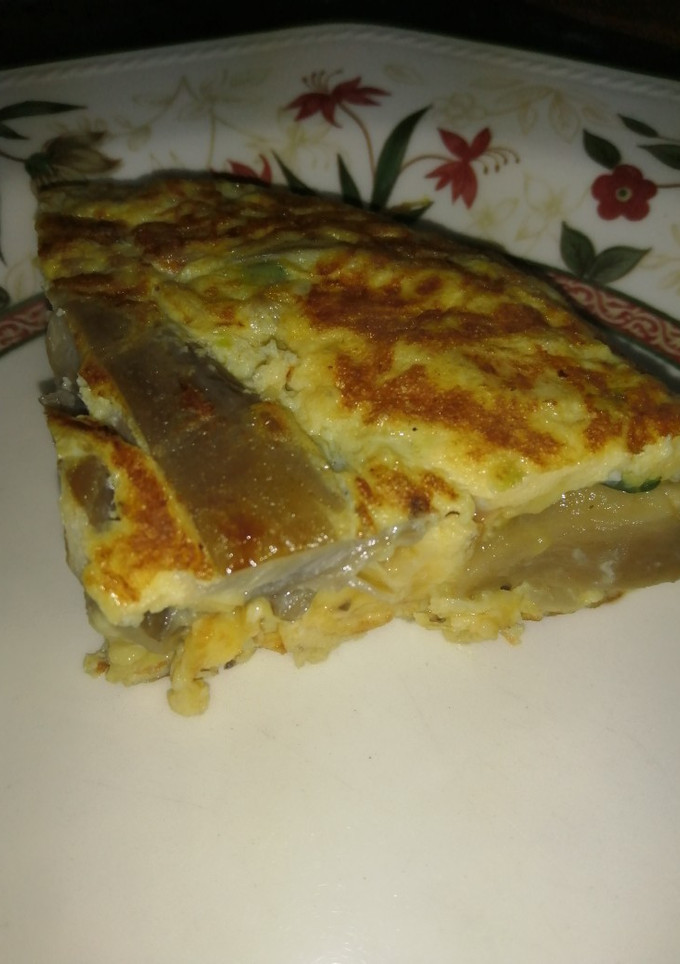Una foto de Tortilla de ajetes, calabacín y seta de cultivo