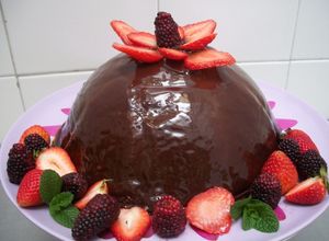 Una foto de Tarta bomba de helado de frutos del bosque