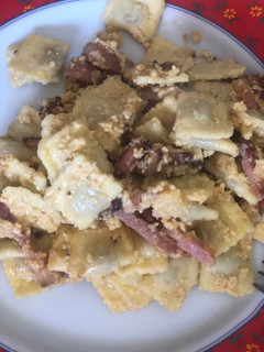 Una foto de Raviolis a la carbonara