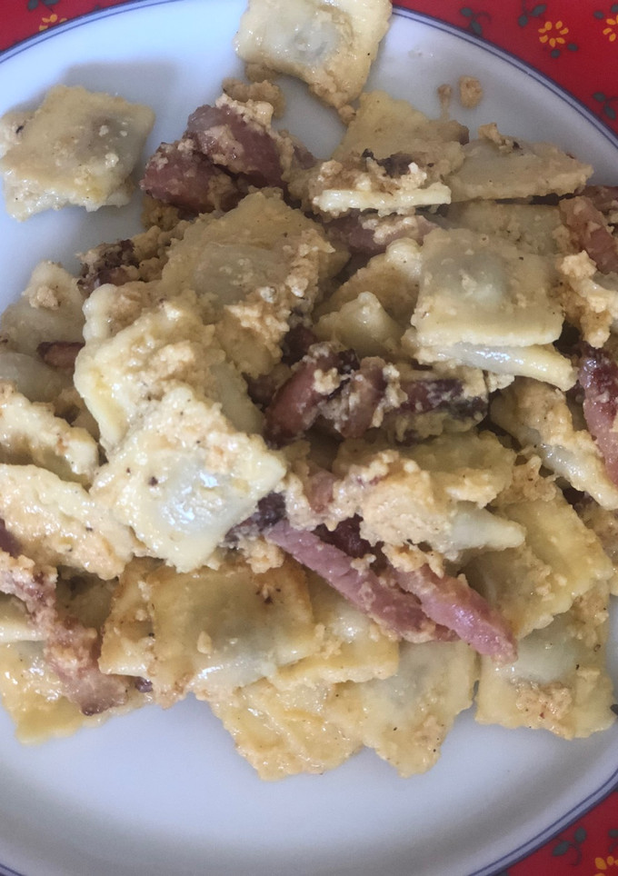 Una foto de Raviolis a la carbonara