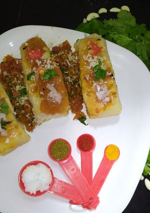 ચીઝી ગાર્લિક મસાલા પાઉં (Cheesy Garlic Masala Pav Recipe In Gujarati) રેસીપી મુખ્ય ફોટો