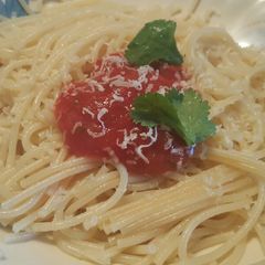 A picture of Spaghetti with tomato sauce and cheddar cheese 😍.