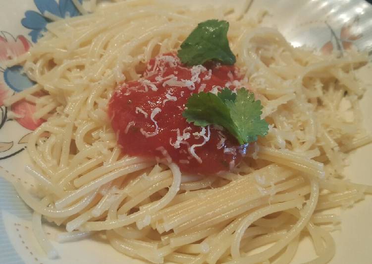 Recipe of Homemade Spaghetti with tomato sauce and cheddar cheese 😍