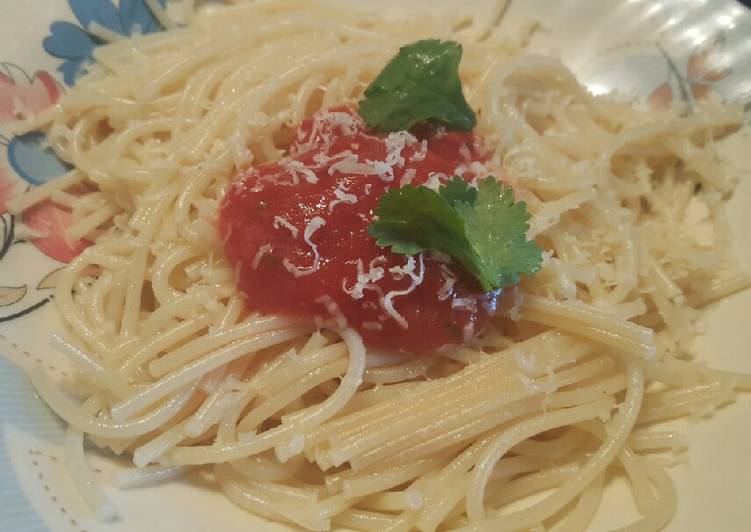 Spaghetti with tomato sauce and cheddar cheese �
