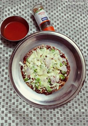 વ્હીટ ફ્લોર ચીઝ પીઝા (Wheat Flour Cheese Pizza Recipe In Gujarati) રેસીપી મુખ્ય ફોટો