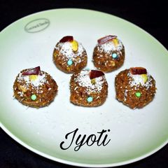 A picture of Plum Dates Raisins laddoo.