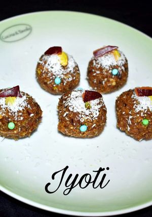 A picture of Plum Dates Raisins laddoo.