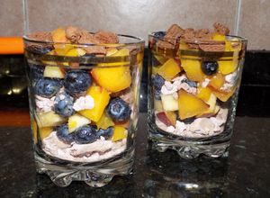 Una foto de Copa de merenguitos con frutas