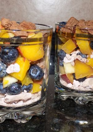 Una foto de Copa de merenguitos con frutas