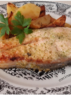 Una foto de Salmón al horno con patatas