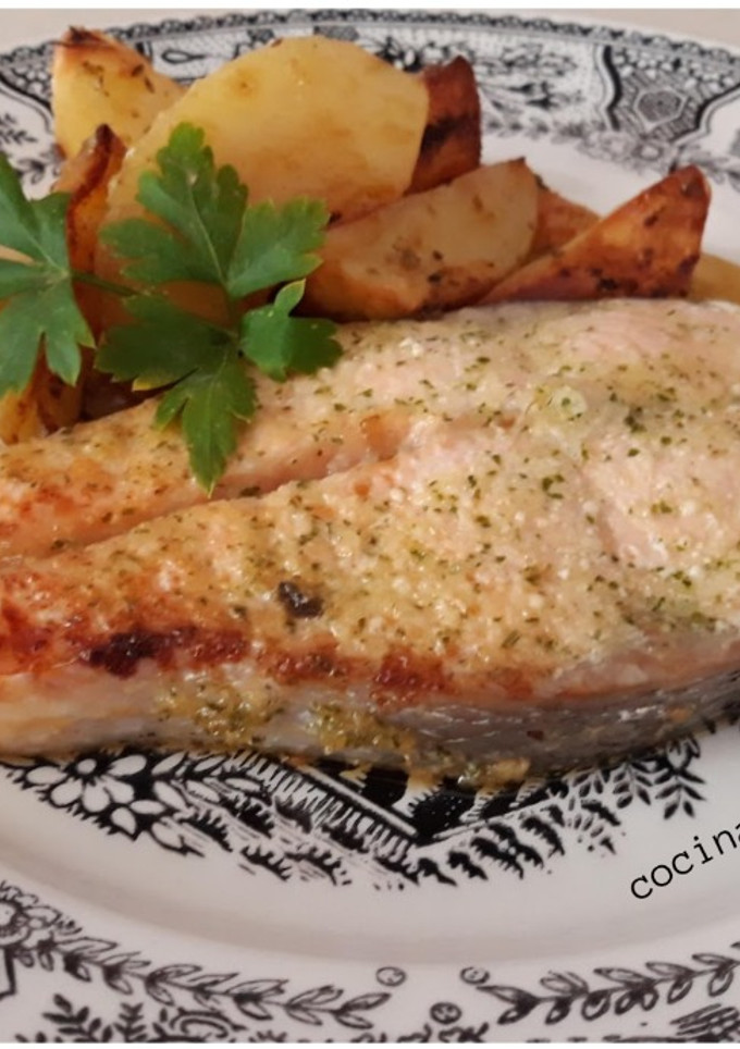 Una foto de Salmón al horno con patatas